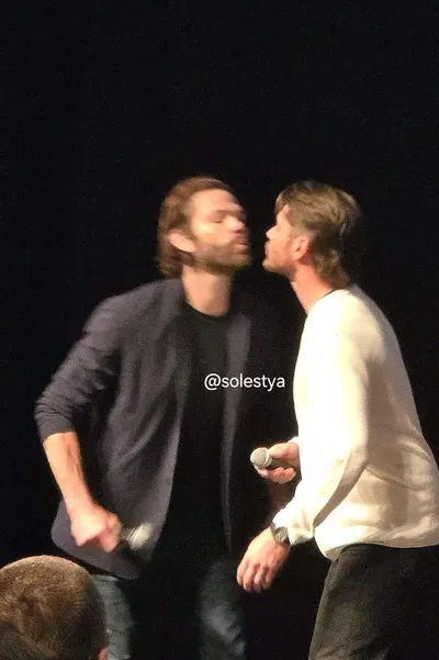 Flipped Chat AI – kalbėkite su Džaredas Padaleckis Todas