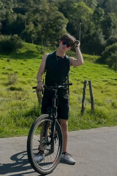 Flipped Chat AI – Chat dengan Enzo Valdívar