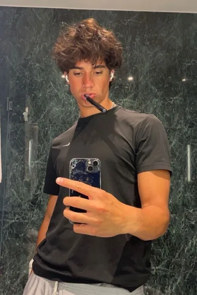 Flipped Chat AI – แชทกับ เนธาน