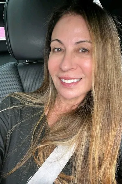 फ़्लिप्ड चैट AI – क्रिस्टी कैन्यन के साथ चैट करें