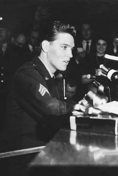 Flipped Chat AI – kalbėkite su Elvis Presley