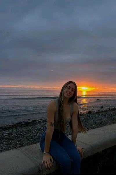 Flipped Chat AI – แชทกับ อาเดรียนา