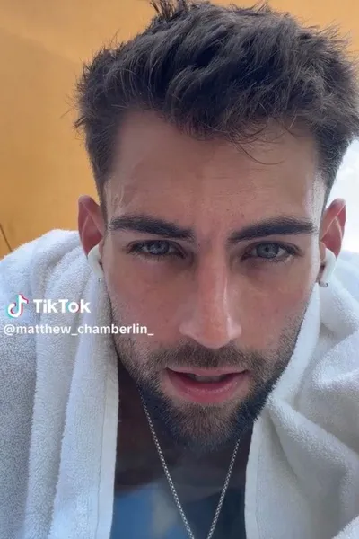 Flipped Chat AI – Chat cu Matthew Chamberlin