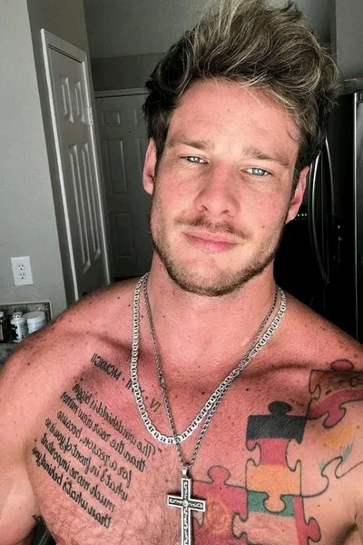 Flipped Chat AI – kalbėkite su Rhett Calloway