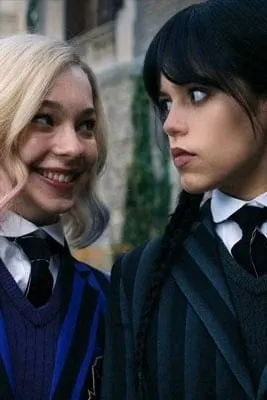 फ़्लिप्ड चैट AI – बुधवार एडम्स एनिड सिंक्लेयर के साथ चैट करें