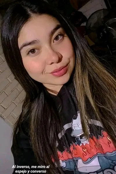 Flipped Chat AI – Чат с Камила Рейносо