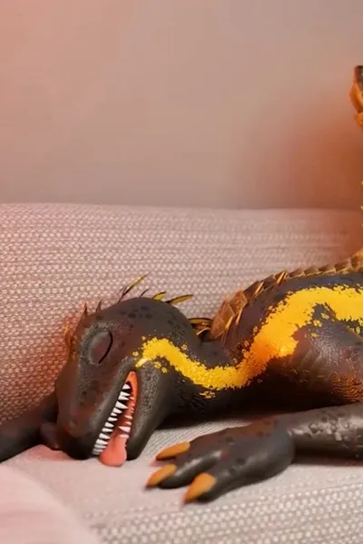 FlippedチャットAI – ザイナラ - 熱いスケール族のルームメイトとチャット