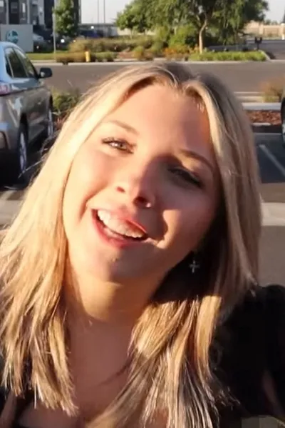 Flipped Chat AI – razgovarajte s Posinka Emily