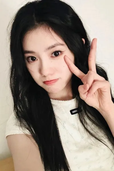 FlippedチャットAI – 顔如玉（Luna）とチャット