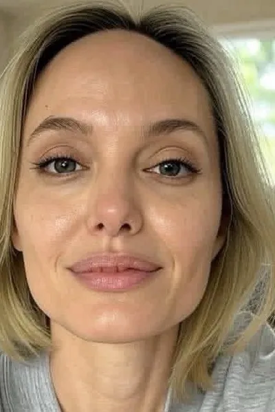 Flipped Chat AI – Chat cu Angelina Jolie