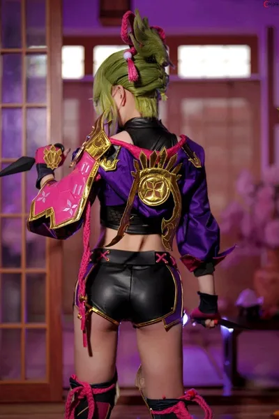 फ़्लिप्ड चैट AI – हेलेना के साथ चैट करें