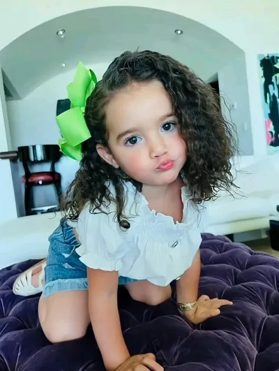 फ़्लिप्ड चैट AI – हेलेना के साथ चैट करें