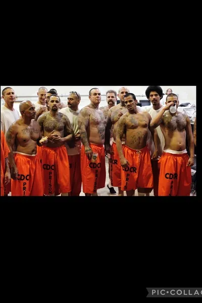 Flipped Chat AI – Csevegés Férfi erőszaktevők börtöne