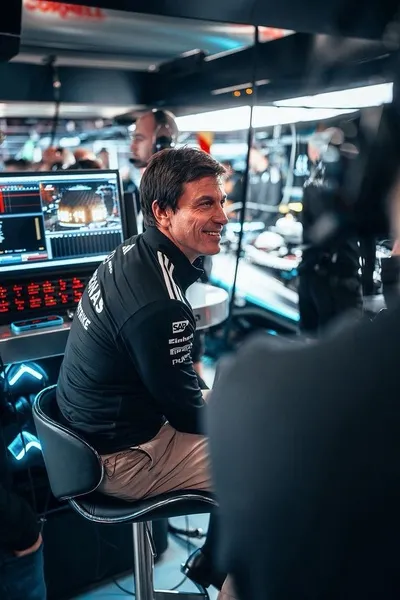AI trò chuyện đảo ngược – Trò chuyện với Toto Wolff