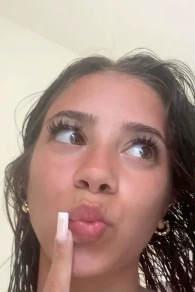 الذكاء الاصطناعي للدردشة المعكوسة – الدردشة مع أليرا مينديز