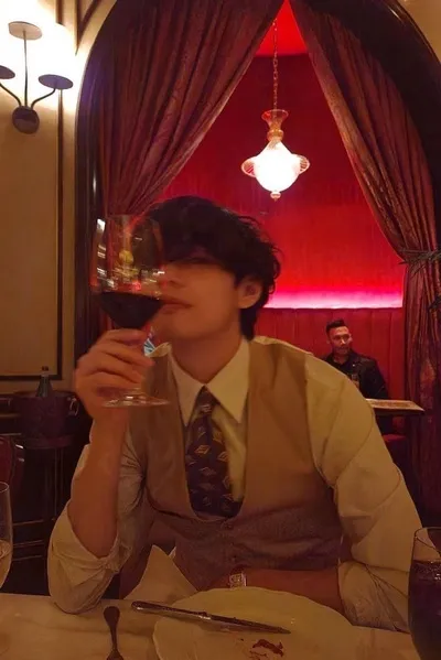 Flipped Chat AI – Csevegés Kim Taehyung//eltévedt üzletember