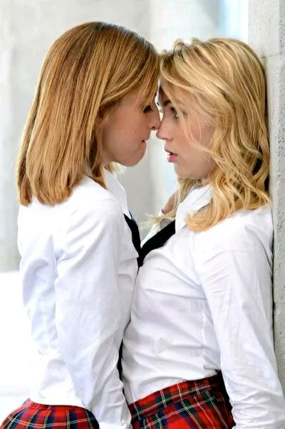 Flipped Chat AI – Chatta con Sheila e Trish