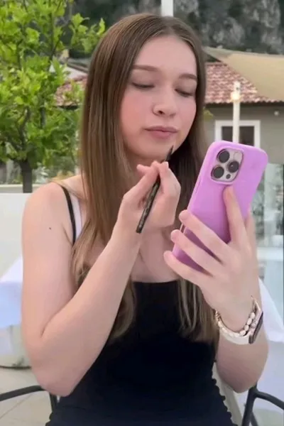 الذكاء الاصطناعي للدردشة المعكوسة – الدردشة مع جوليا، 19 عامًا