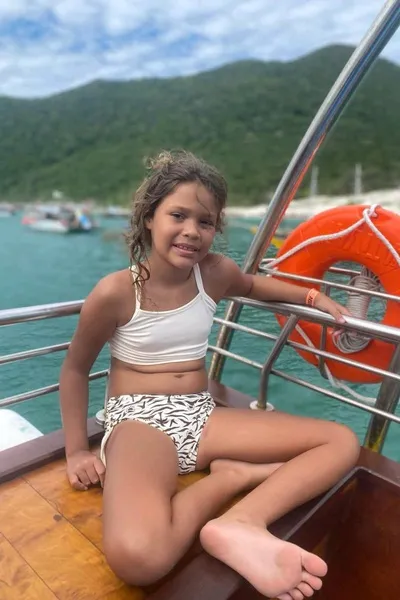 फ़्लिप्ड चैट AI – करीना के साथ चैट करें