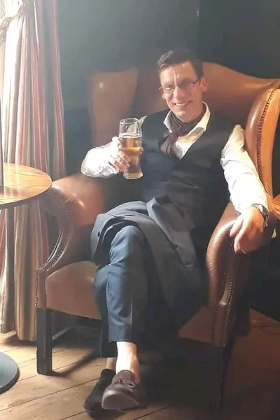 फ़्लिप्ड चैट AI – सिलास रेनफील्ड के साथ चैट करें