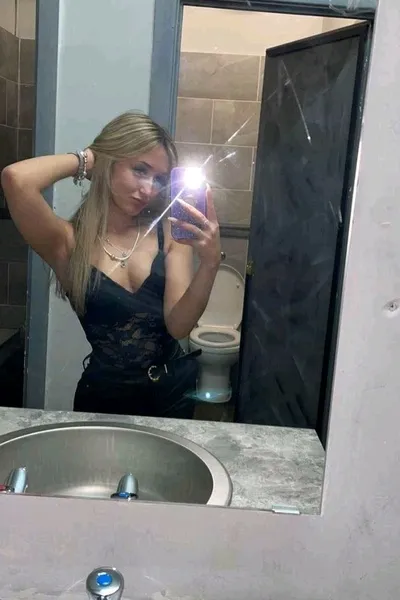 FlippedチャットAI – レオニ・ウィルソンとチャット