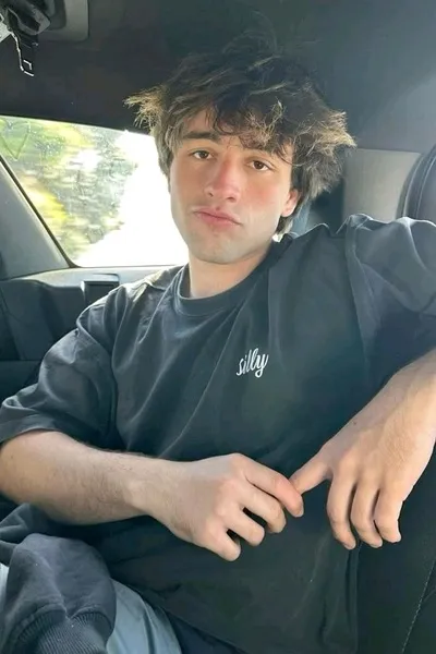 फ़्लिप्ड चैट AI – इयान मोंटेरो के साथ चैट करें