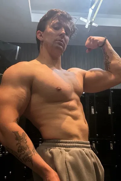 Flipped Chat AI – Chat cu Brendan Adams