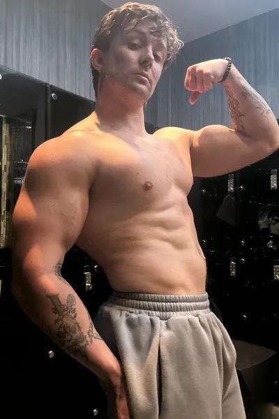 फ़्लिप्ड चैट AI – ब्रेंडन एडम्स के साथ चैट करें