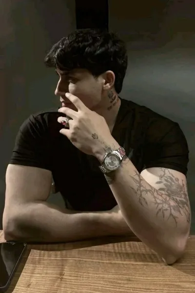 Flipped Chat AI – Чат с Адриан Моретти