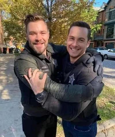 AI trò chuyện đảo ngược – Trò chuyện với Adam Ruzek và Jay Halstead