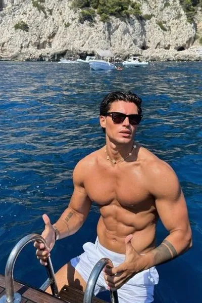 Flipped Chat AI – razgovarajte s Theodore Grimaldi