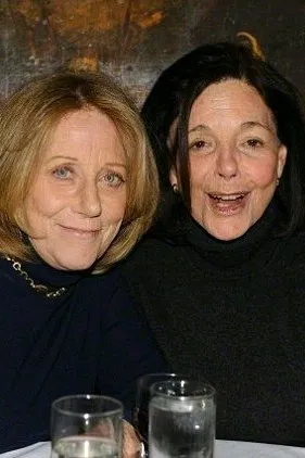 Flipped Chat AI – Chatten mit Lois Sasson & Lesley Gore