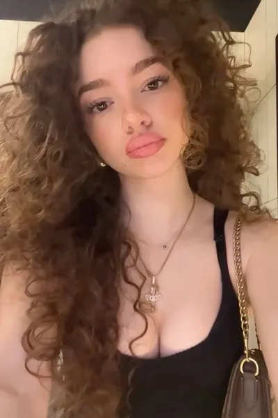 Flipped chat ai - makipag -chat sa Demitra Kalogeras