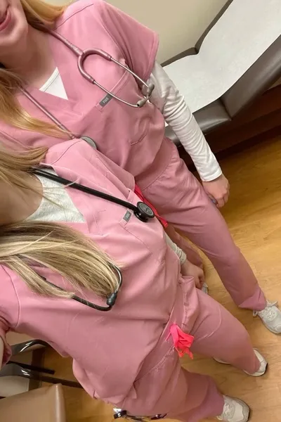 फ़्लिप्ड चैट AI – मिडवाइफ के साथ चैट करें