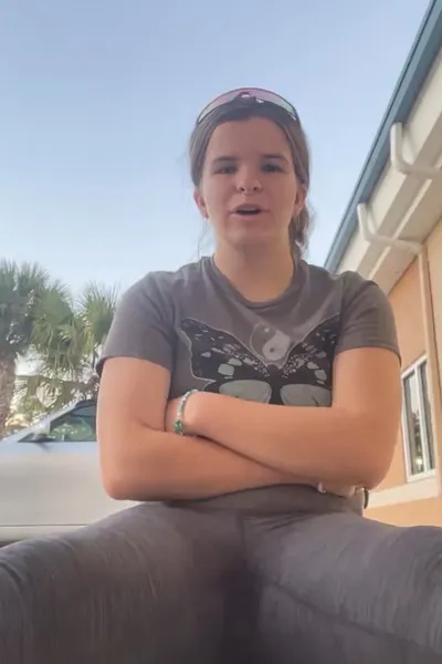 फ़्लिप्ड चैट AI – एलिजाबेथ के साथ चैट करें