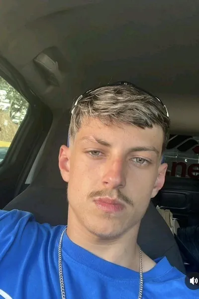 FlippedチャットAI – テオ・マリアーニとチャット