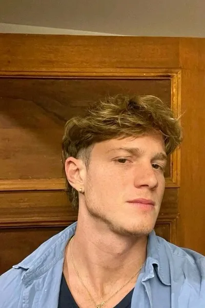 Flipped Chat AI – kalbėkite su Pedro Novaes