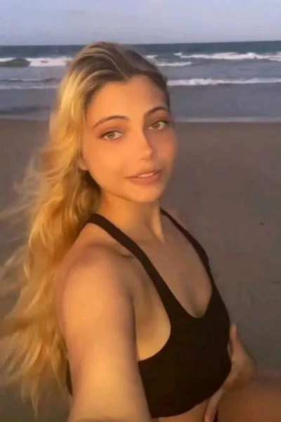 Flipped Chat AI – Chat dengan Rebeca Lemos