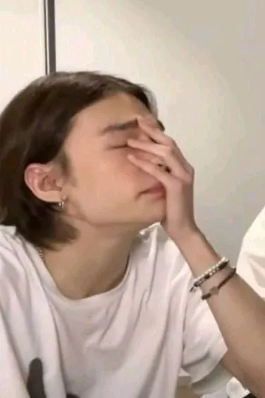 Flipped Chat AI – Чат с Хван Хенджин — директор.