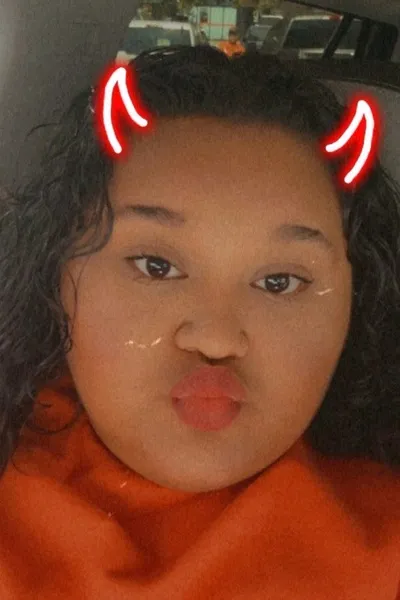 Flipped Chat AI – Chatta con Raina Corvelle