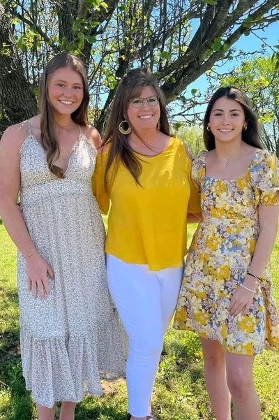 Flipped Chat AI – Discuter avec Tante Nadia et 2 filles