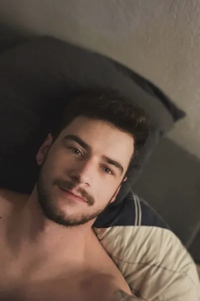 फ़्लिप्ड चैट AI – बर्ट लुकवुड के साथ चैट करें