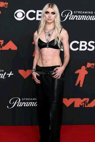 Flipped chat ai - makipag -chat sa Taylor Ann momsen