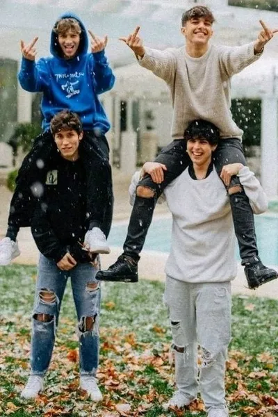 Flipped Chat AI – Chatta con Ethan, Luke, Sam e Gerard