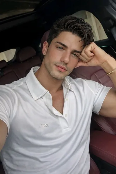 AI trò chuyện đảo ngược – Trò chuyện với Adrian