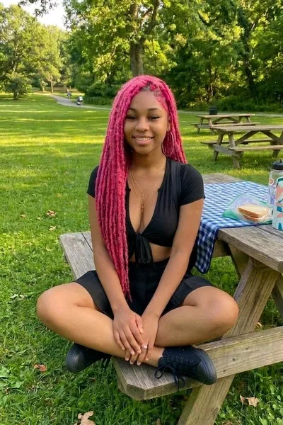 Çevrilmiş Sohbet Yapay Zekası – Tahlia Monroeile sohbet edin