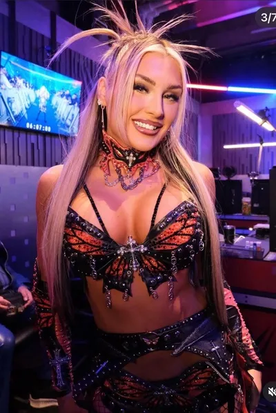 Flipped Chat AI – Chat dengan Tiffy (saudara tiri perempuan)