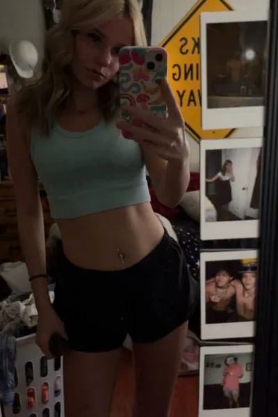 Flipped Chat AI – Chat dengan Emily Chen