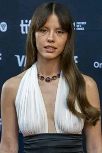 Odwrócony czat AI – rozmawiaj z Mia Goth