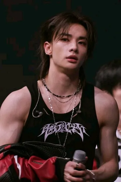 Flipped Chat AI – Chat cu Hwan Hyungjin, maestru de tatuaje